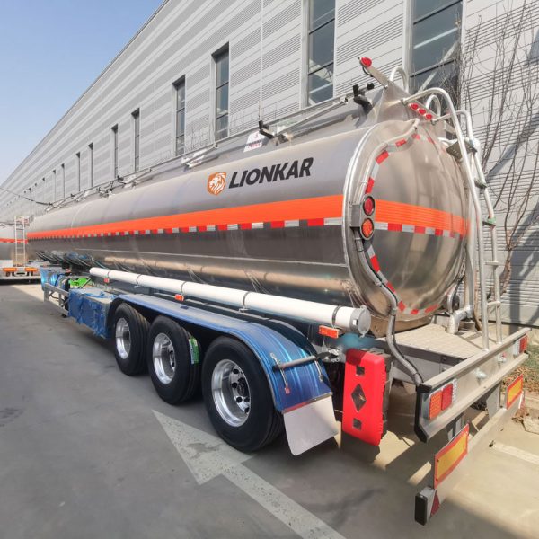Aluminum tanker trailer with oil vapor recovery device