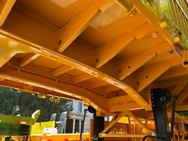 Reinforced semi-trailer chassis and platform underside