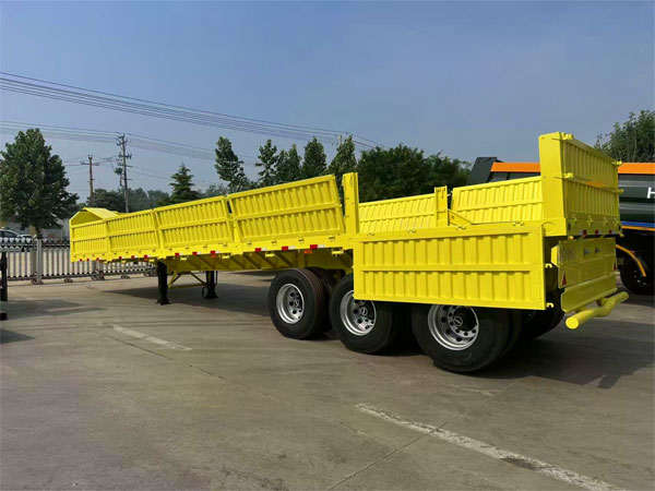 Segmented steel side walls on a tri-axle semi-trailer